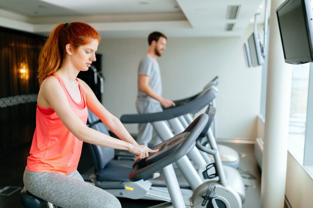 2_people-cardio-workout-in-gym-QN4UWRJ