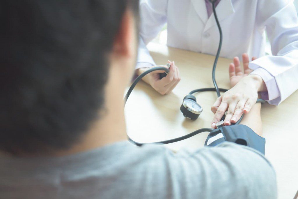 4_doctor-checking-patient-arterial-blood-pressure